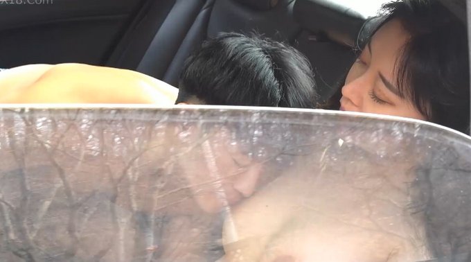 Lần Đầu Làm Tình Cùng Bạn Gái Trong Ô Tô